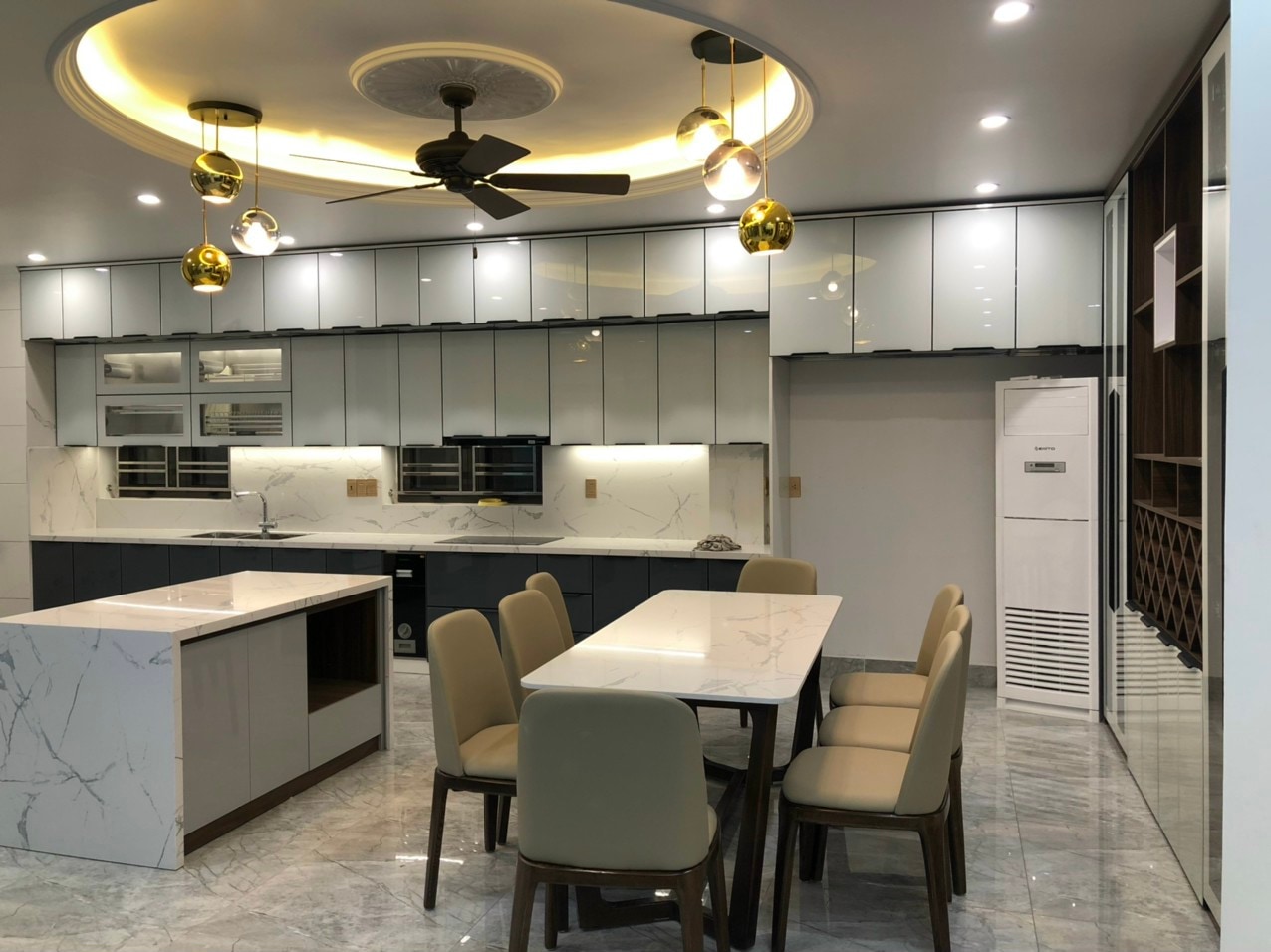 Bếp chữ I có bàn đảo kết hợp bộ bàn ăn tròn ấm cúng - Bếp chữ I có đảo tại Khu vực Hà Nội, góc nhìn 2