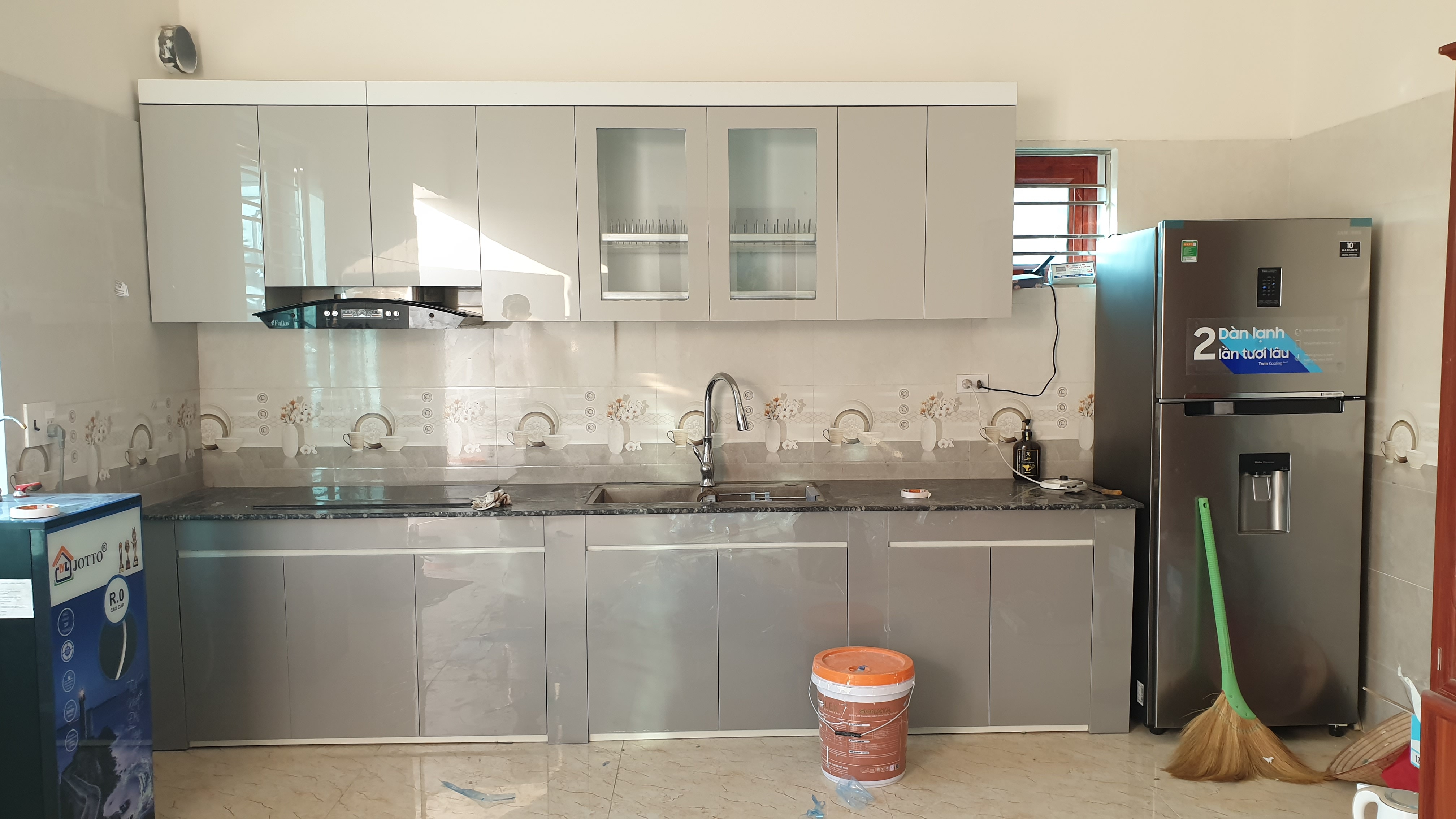 Bếp chữ I ghi xám thẳng dài kịch trần sau bàn giao - Bếp chữ I thẳng dài tại Khu vực Hà Nội