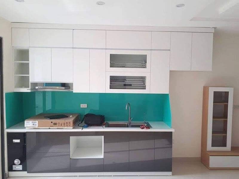 Bếp chữ I trắng xám nhỏ gọn phối kính ốp xanh ngọc - Bếp chữ I tại Khu vực Bắc Ninh
