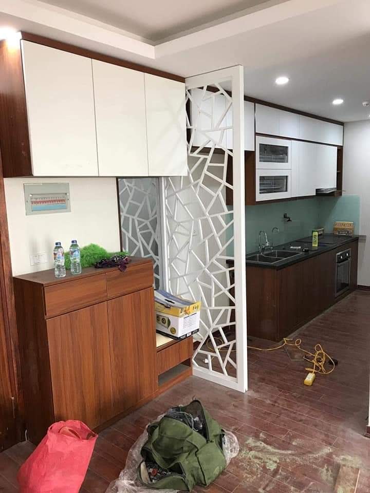 Bếp chữ L căn hộ nhỏ gọn ánh đèn vàng ấm - Bếp chữ L nhỏ tại Khu vực Hà Nội