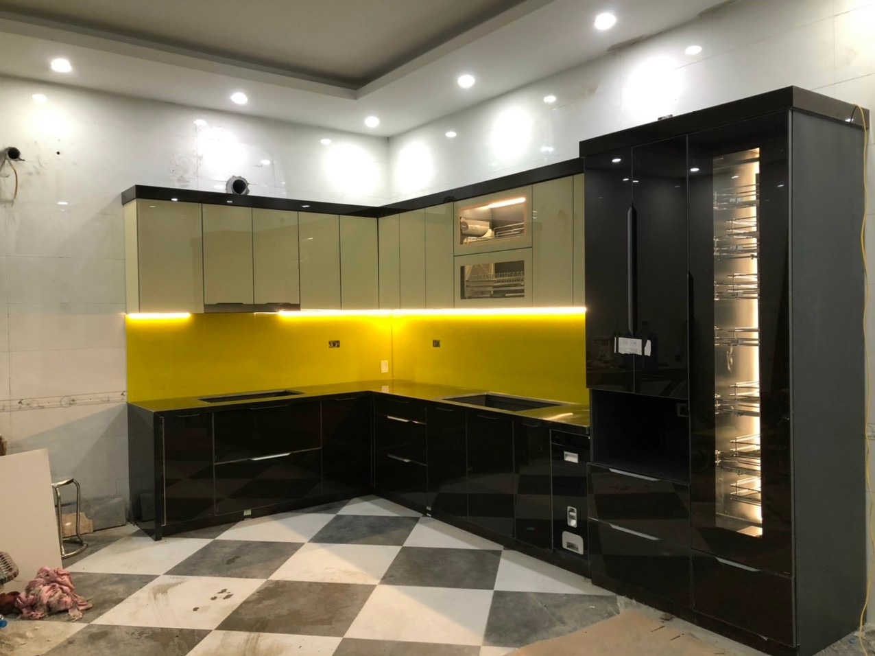 Bếp chữ L đen bóng phối kính vàng và tủ rượu cánh kính - Bếp chữ L có tủ rượu tại Khu vực Bắc Ninh, góc nhìn 2