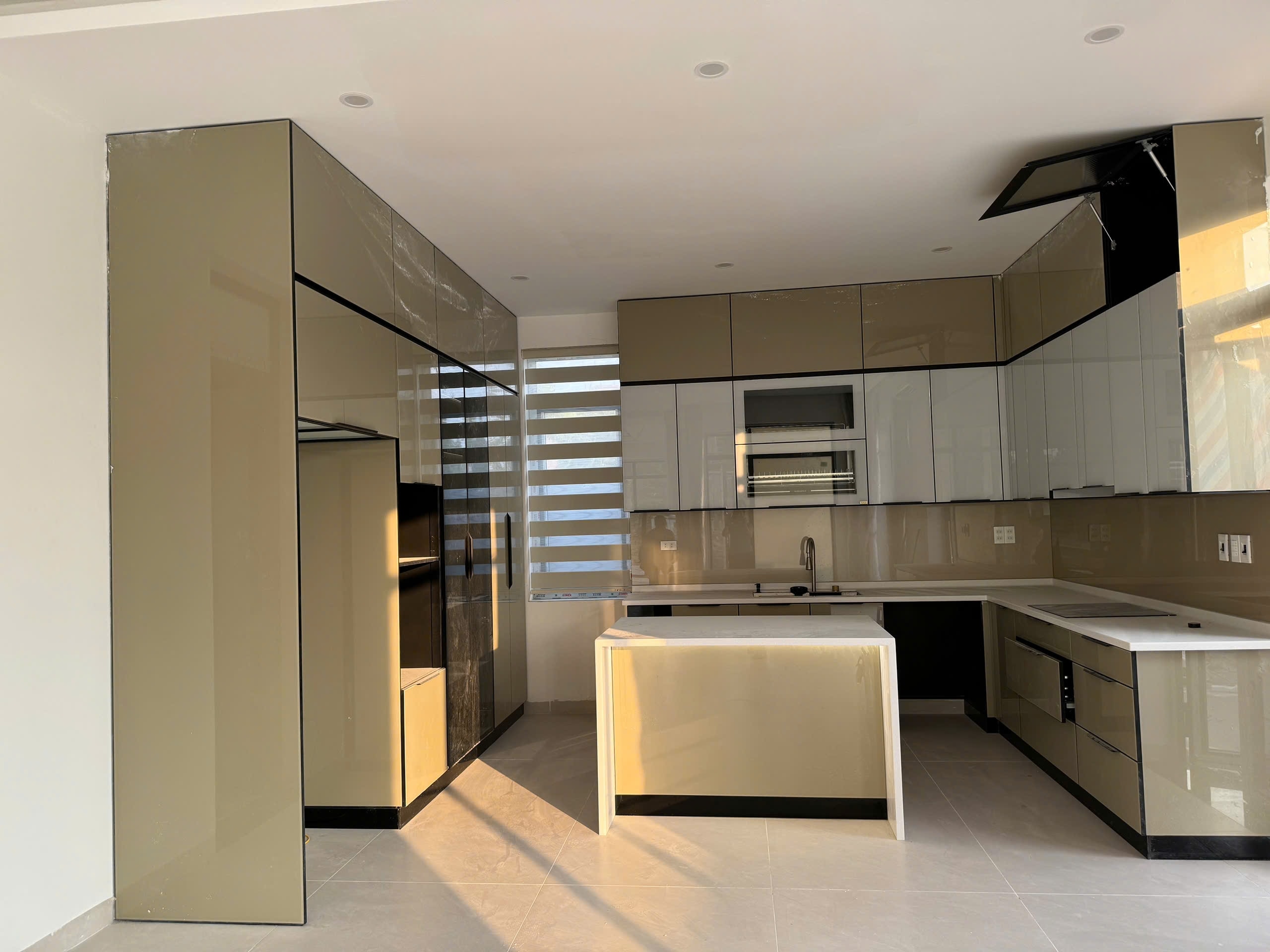 Bếp chữ L ghi xám kết hợp quầy bar nhỏ phong cách hiện đại - Bếp chữ L có quầy bar tại Khu vực Hải Phòng
