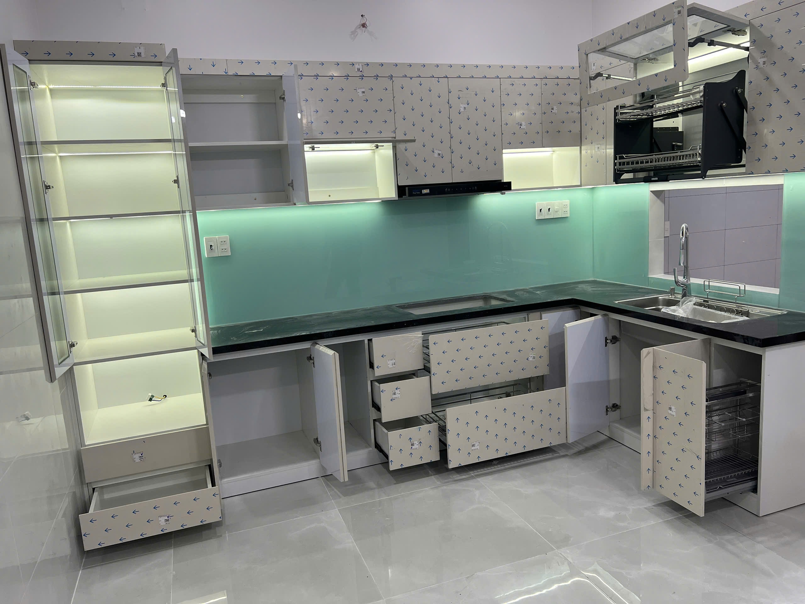 Tủ bếp thùng MDF cánh acrylic chữ L hiện đại - Bếp chữ L tại Khu vực Bắc Ninh, góc nhìn 2