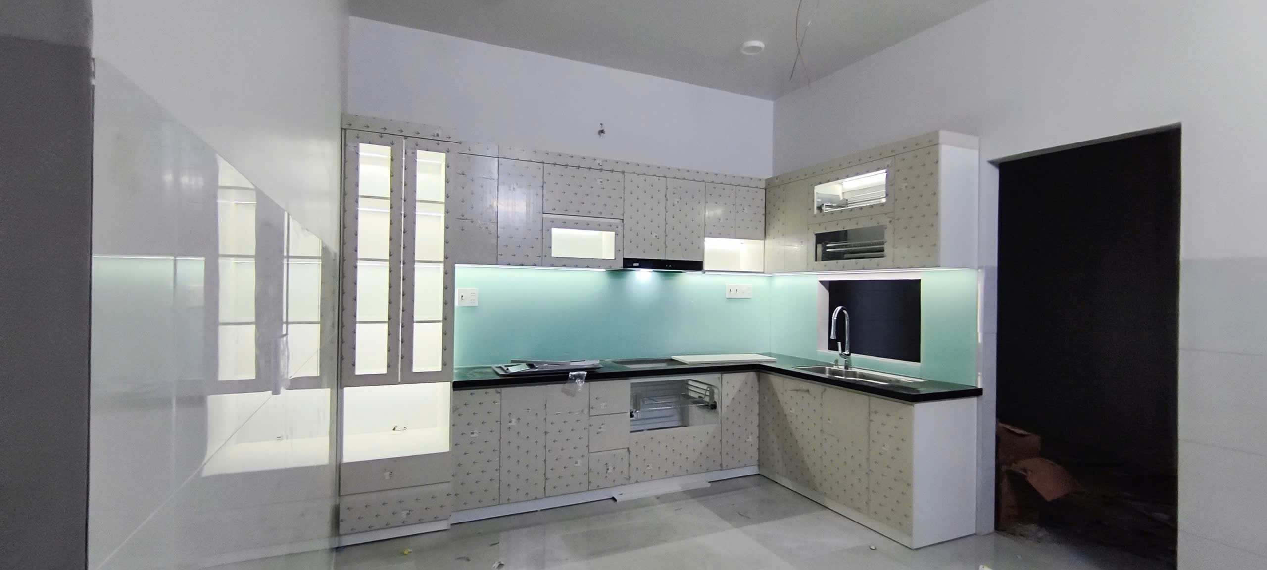 Tủ bếp thùng MDF cánh acrylic chữ L hiện đại - Bếp chữ L tại Khu vực Bắc Ninh, góc nhìn 3