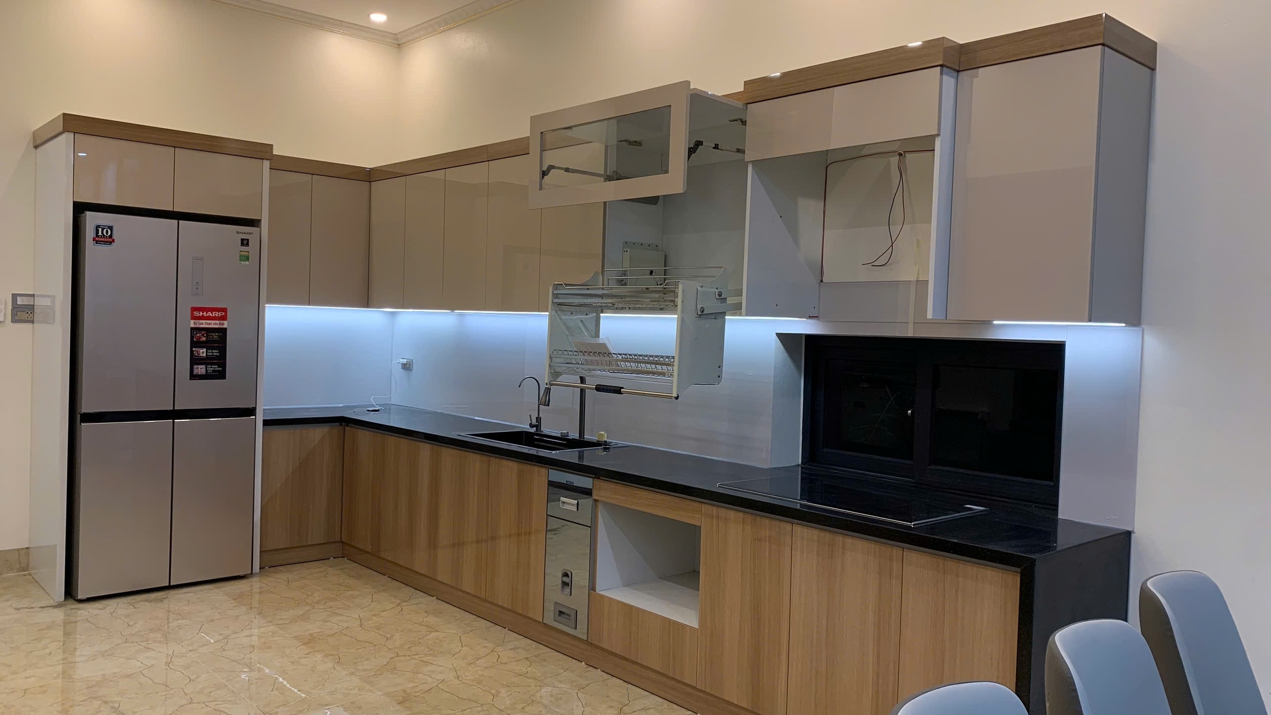 Bếp chữ L dưới vân gỗ, trên acrylic ghi xám kẹp kính xanh dương - Bếp chữ L tại Khu vực Hà Nội