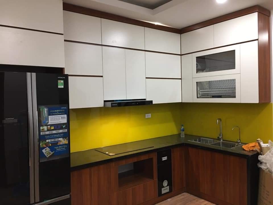 Bếp chữ L vân gỗ phối acrylic trắng, kính ốp vàng chanh - Bếp chữ L tại Khu vực Vĩnh Phúc