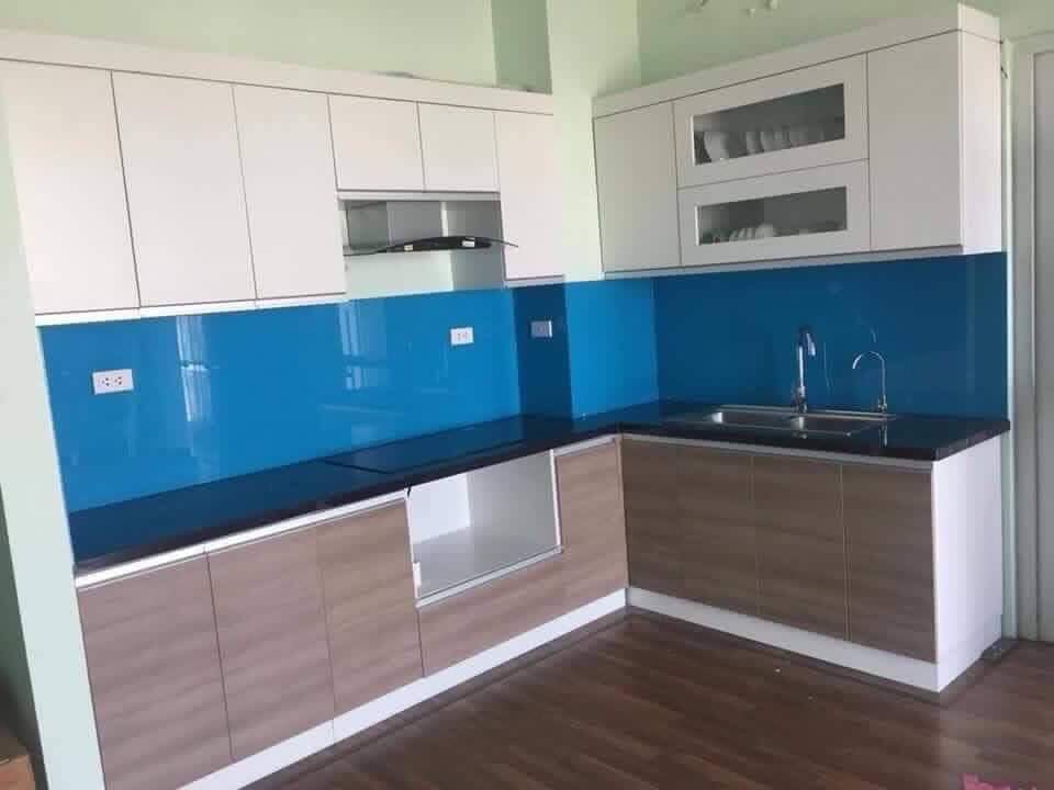 Bếp chữ L tủ dưới vân gỗ, tủ trên acrylic trắng kính xanh dương - Bếp chữ L tại Khu vực Bắc Ninh