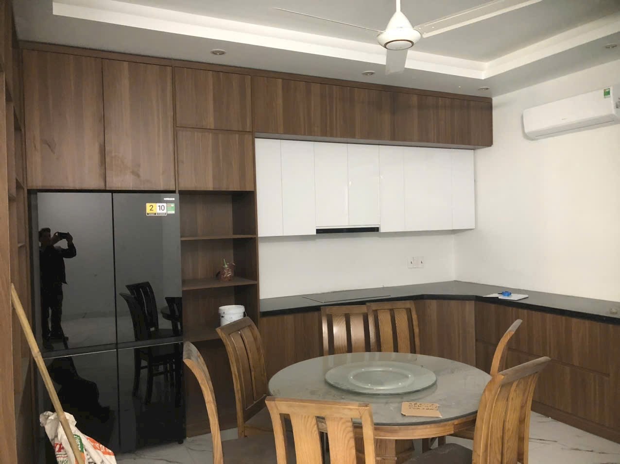 Bếp chữ L vân gỗ tự nhiên phối cánh acrylic trắng có bàn ăn tròn mâm xoay - Bếp chữ L có bàn ăn tại Khu vực Hải Dương, góc nhìn 2