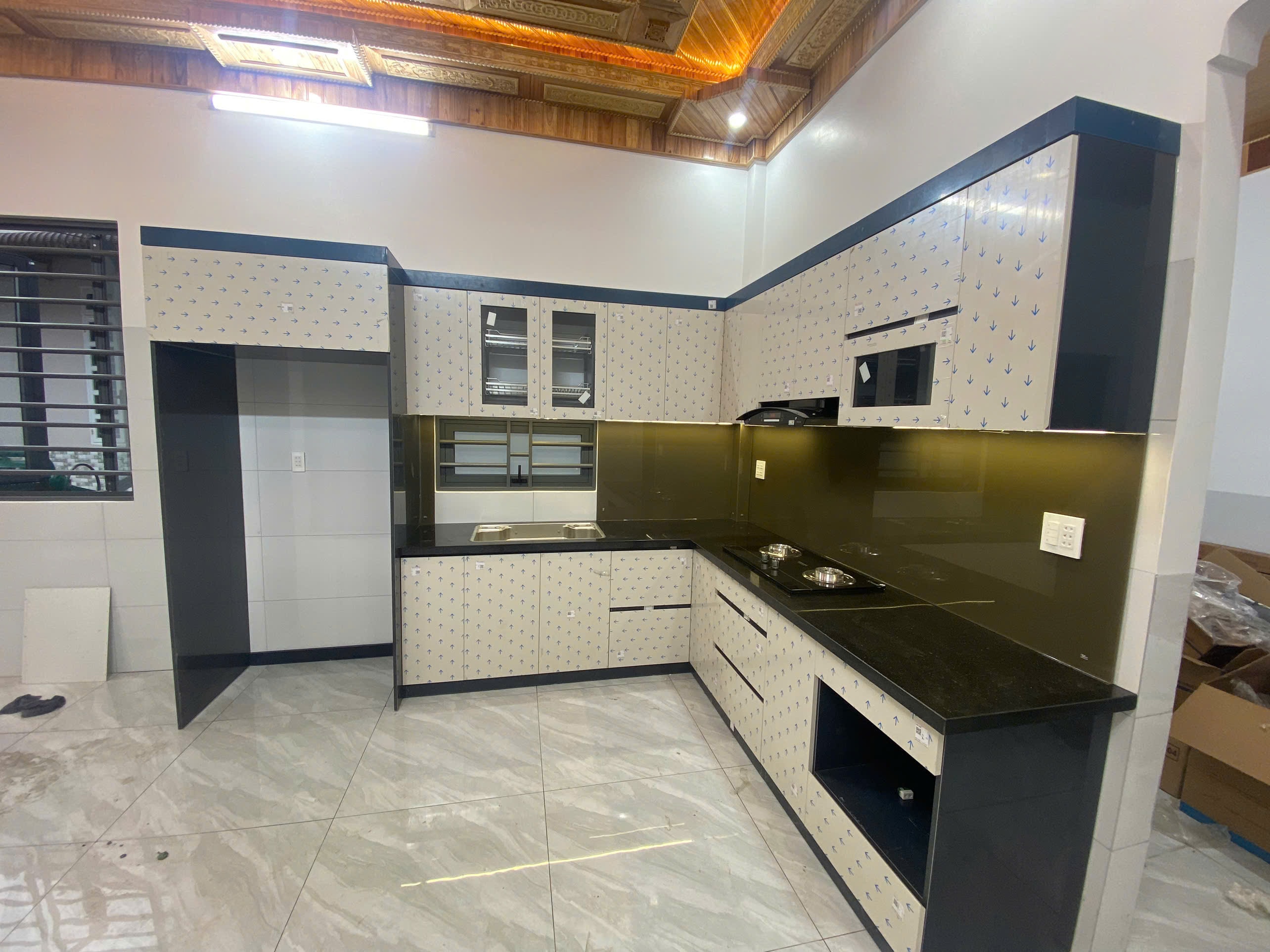 Bếp chữ L trắng đen hiện đại kết hợp kính ốp màu trà - Bếp chữ L tại Khu vực Bắc Ninh
