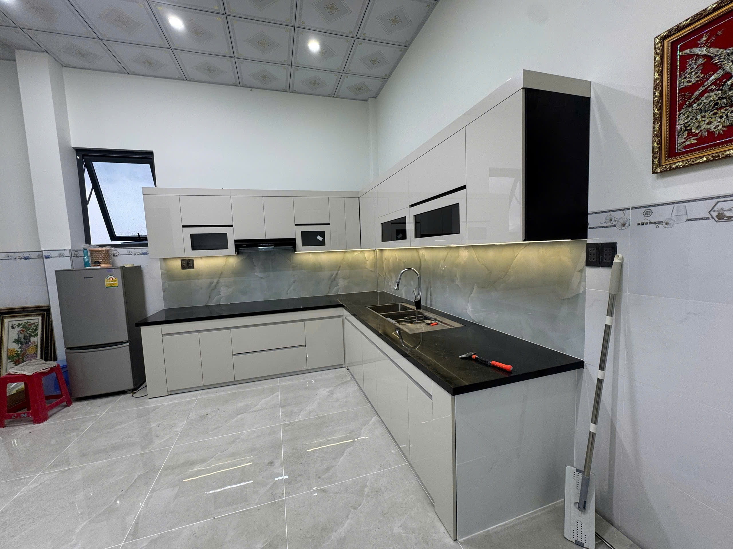 Tủ bếp acrylic chữ L kịch trần phối trắng và ghi xám - Bếp chữ L tại Khu vực Hải Dương