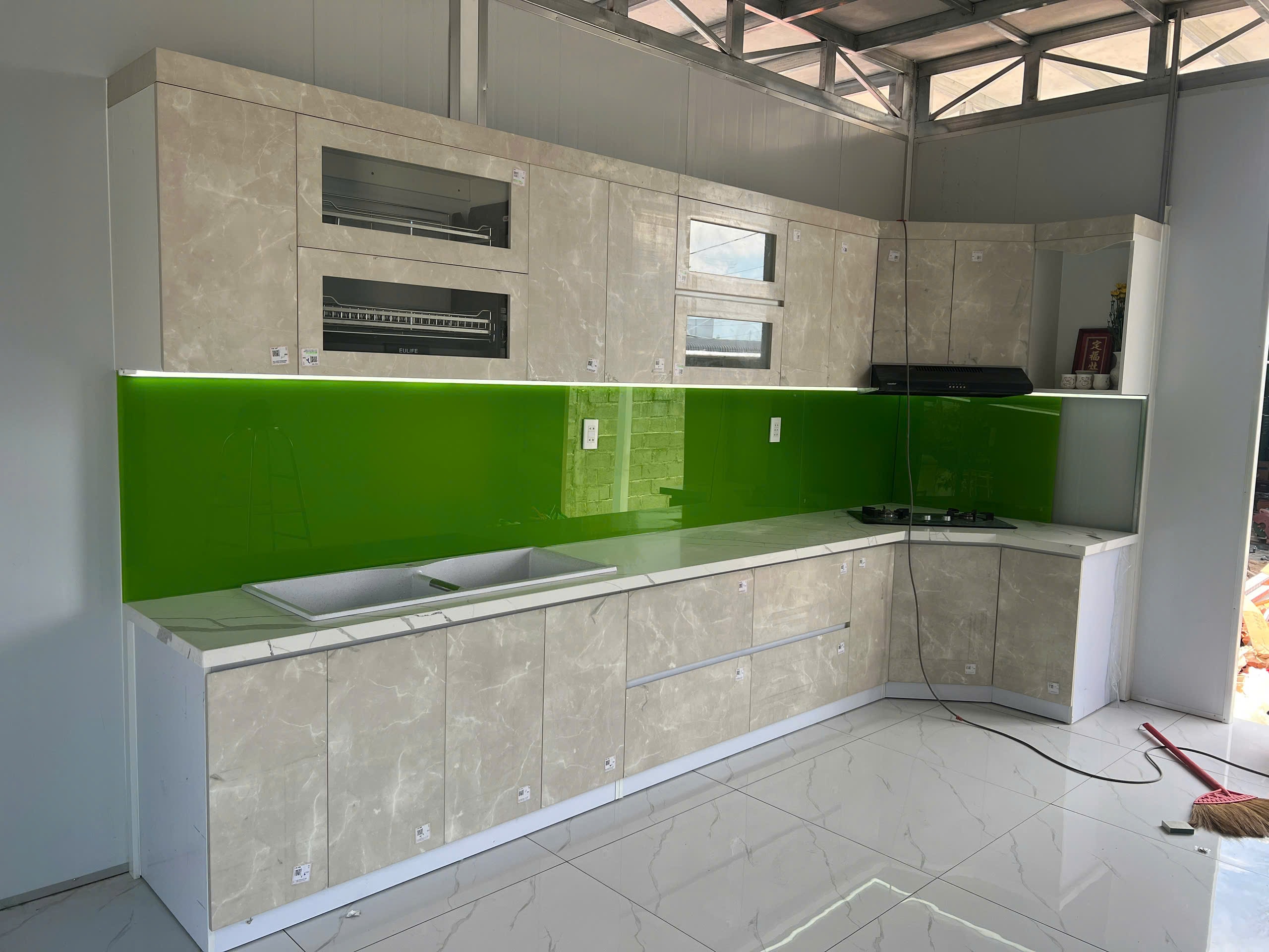 Bếp chữ L vân mây sáng phối kính ốp xanh lá mạ tươi trẻ - Bếp chữ L tại Khu vực Thái Nguyên