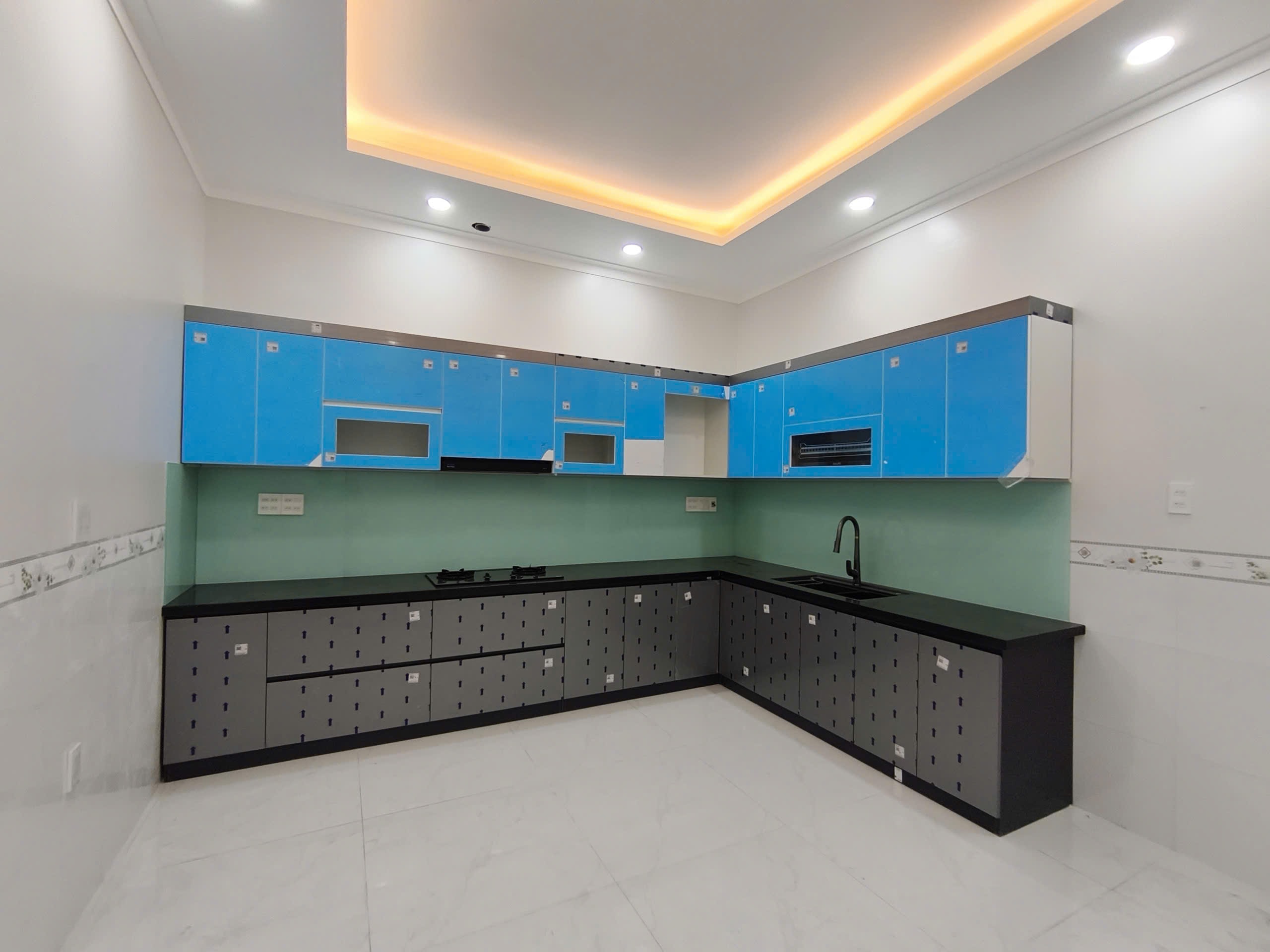 Bếp chữ L xám đen kịch trần sang trọng ánh đèn vàng - Bếp chữ L kịch trần tại Khu vực Hà Nội