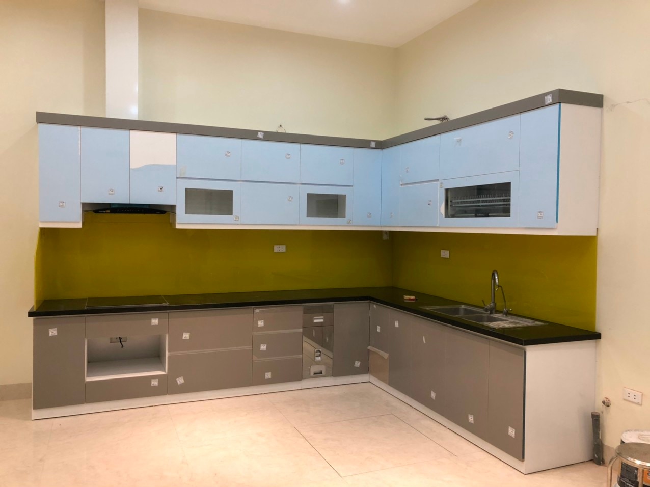 Bếp chữ L xám ghi phối kính vàng chanh tràn đầy sức sống - Bếp chữ L tại Khu vực Hải Phòng, góc nhìn 2