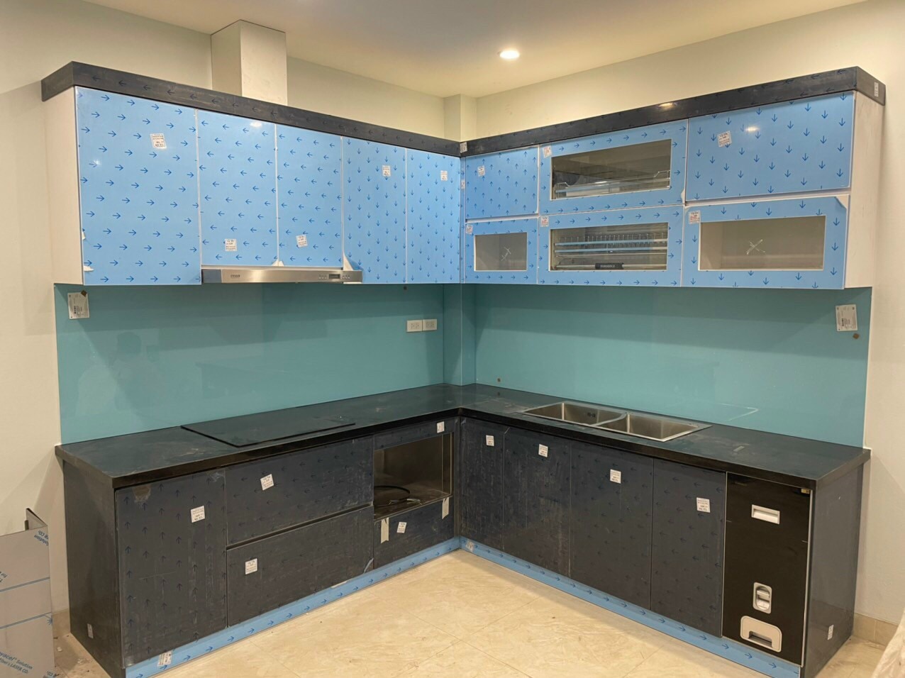 Bếp chữ L xanh pastel kết hợp kính ốp xanh ngọc tươi sáng - Bếp chữ L tại Khu vực Hưng Yên, góc nhìn 2