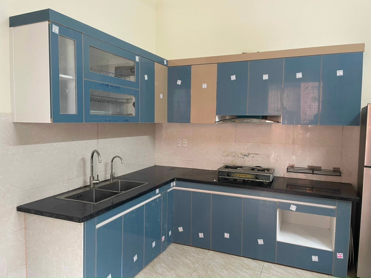 Bếp chữ L xanh pastel kết hợp kính ốp xanh ngọc tươi sáng - Bếp chữ L tại Khu vực Hưng Yên, góc nhìn 3