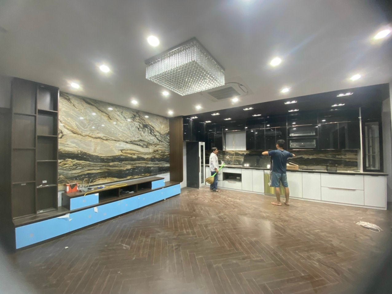 Không gian bếp mở biệt thự hiện đại kết hợp bàn đảo đá - Bếp chữ U biệt thự tại Khu vực Vĩnh Phúc, góc nhìn 2