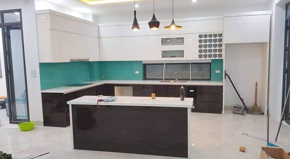 Bếp chữ U rộng rãi kính xanh ngọc kết hợp bàn đảo - Bếp chữ U có đảo tại Khu vực Hải Dương