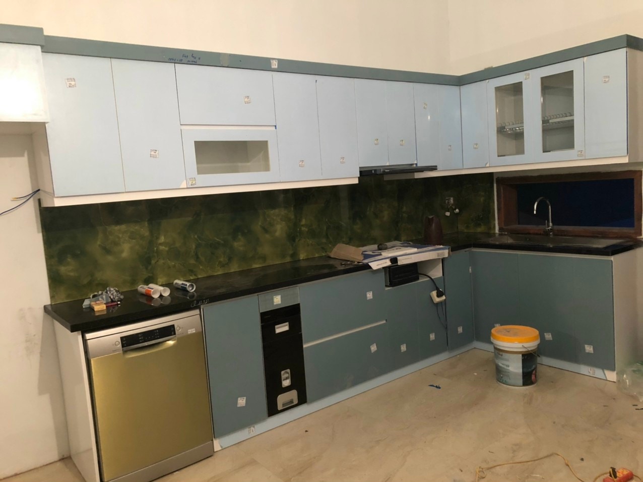 Bếp chữ U kết hợp quầy bar mini thư giãn trong căn hộ - Bếp chữ U quầy bar tại Khu vực Hà Nội, góc nhìn 2