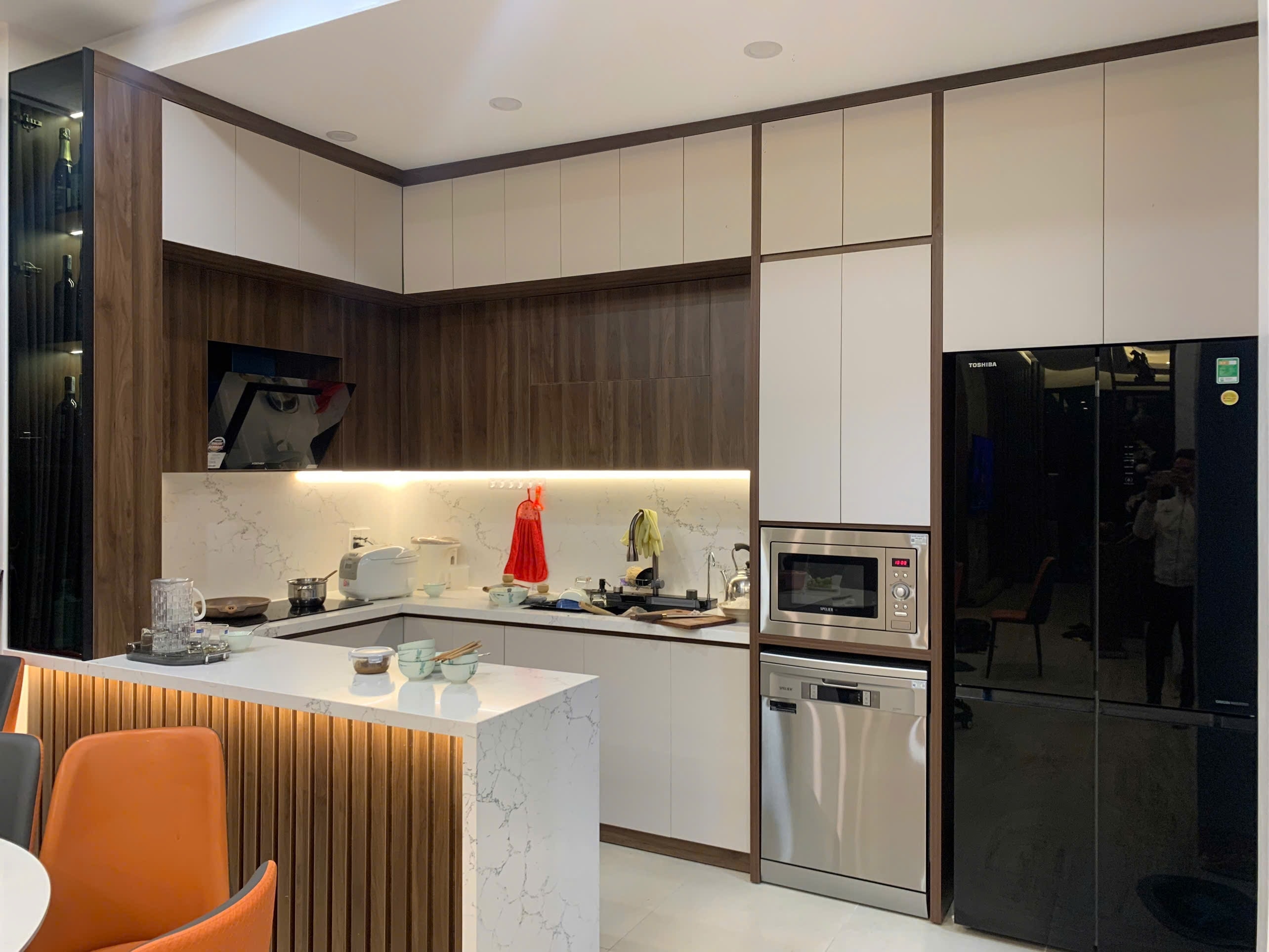 Bếp chữ U vân gỗ kết hợp acrylic trắng có quầy bar nan gỗ - Bếp chữ U quầy bar tại Khu vực Bắc Ninh