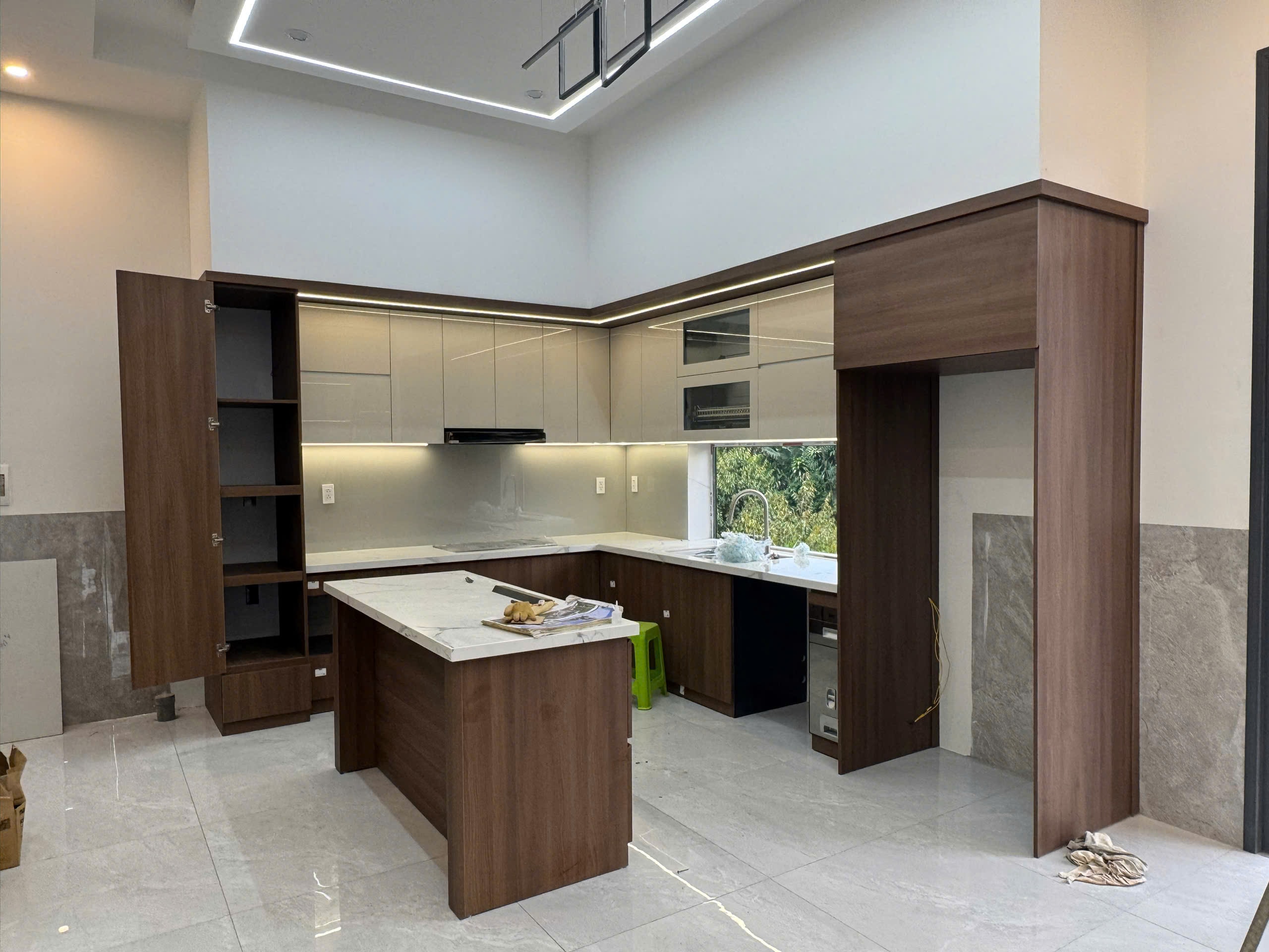 Tủ bếp chữ U vân gỗ kết hợp acrylic màu kem có bàn đảo - Bếp chữ U tại Khu vực Bắc Ninh