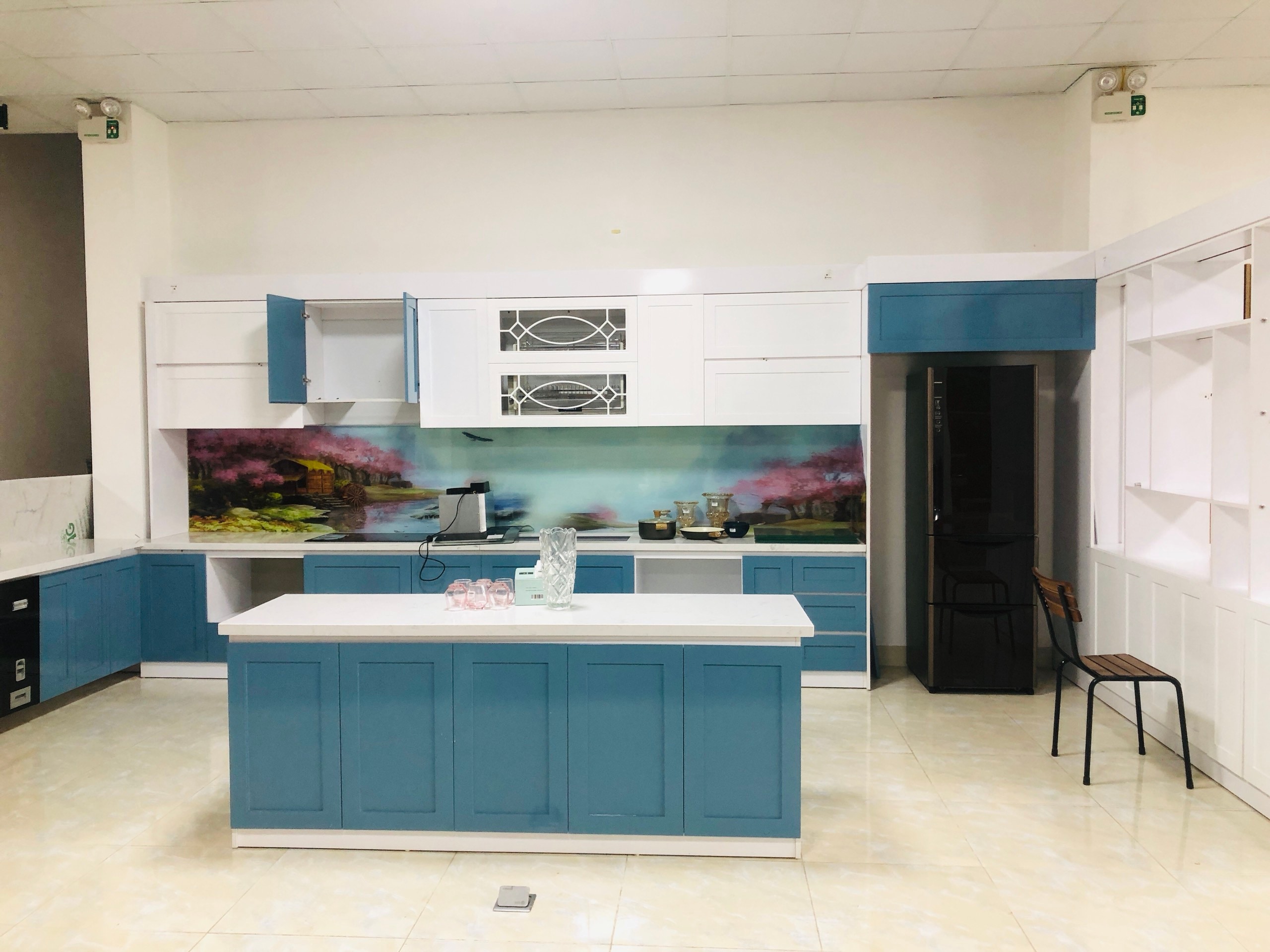 Bếp chữ U xanh pastel phối trắng có bàn đảo tiện nghi - Bếp chữ U có đảo tại Khu vực Hưng Yên