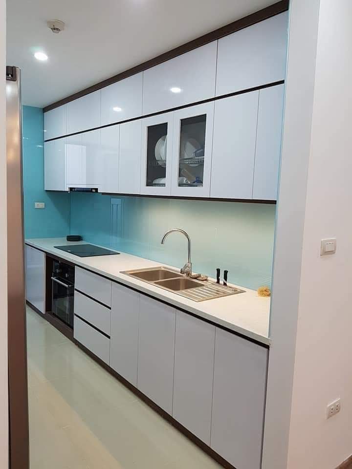 Bếp song song cánh acrylic trắng cho căn hộ diện tích vừa - Bếp song song tại Khu vực Hà Nội
