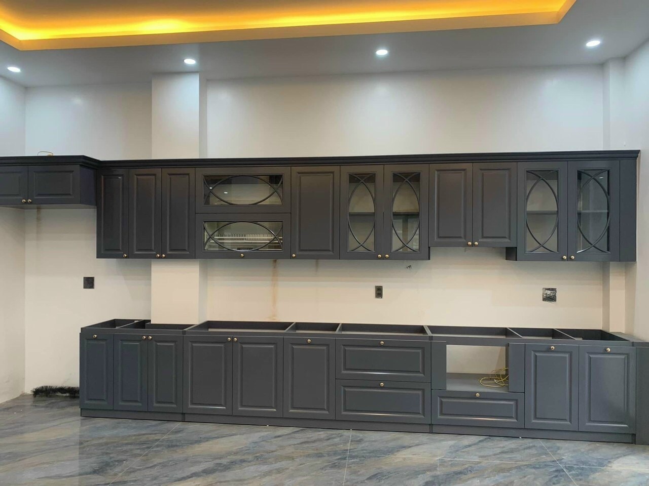 Bếp tân cổ điển màu ghi đậm sang trọng cánh soi chỉ tinh tế - Bếp chữ L tân cổ điển tại Khu vực Hải Dương, góc nhìn 2