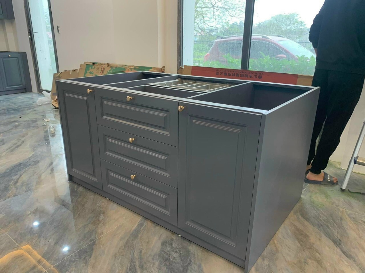 Bếp tân cổ điển màu ghi đậm sang trọng cánh soi chỉ tinh tế - Bếp chữ L tân cổ điển tại Khu vực Hải Dương, góc nhìn 3