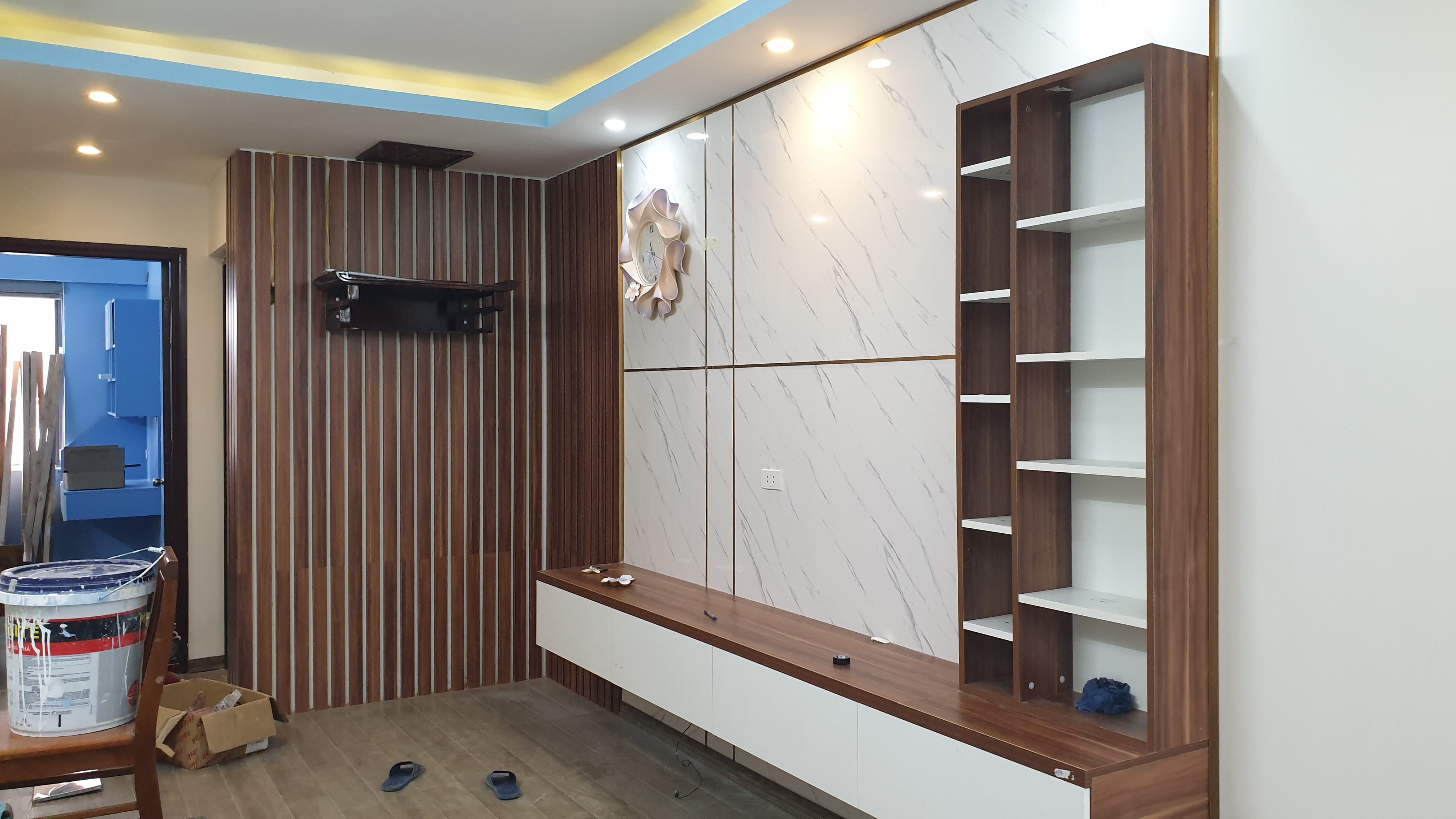 Giường gấp thông minh gỗ MDF gập đứng ẩn gọn gàng vào hệ tủ kịch trần, góc nhìn 3