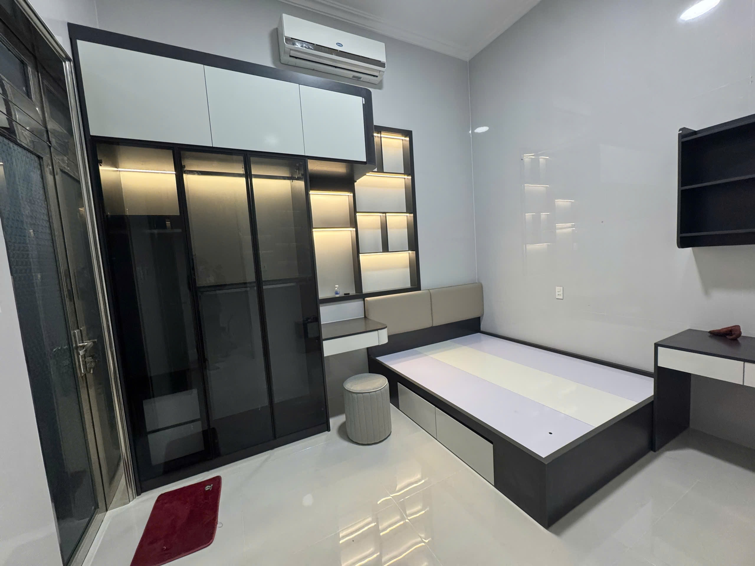 Phòng ngủ nam tính với vách ốp đầu giường gỗ MDF màu xanh đen huyền bí