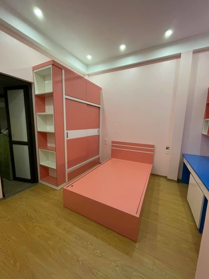 Bàn học đôi bằng gỗ MDF phân chia hai khu vực màu xanh dương cho bé trai và hồng cho bé gái, góc nhìn 2