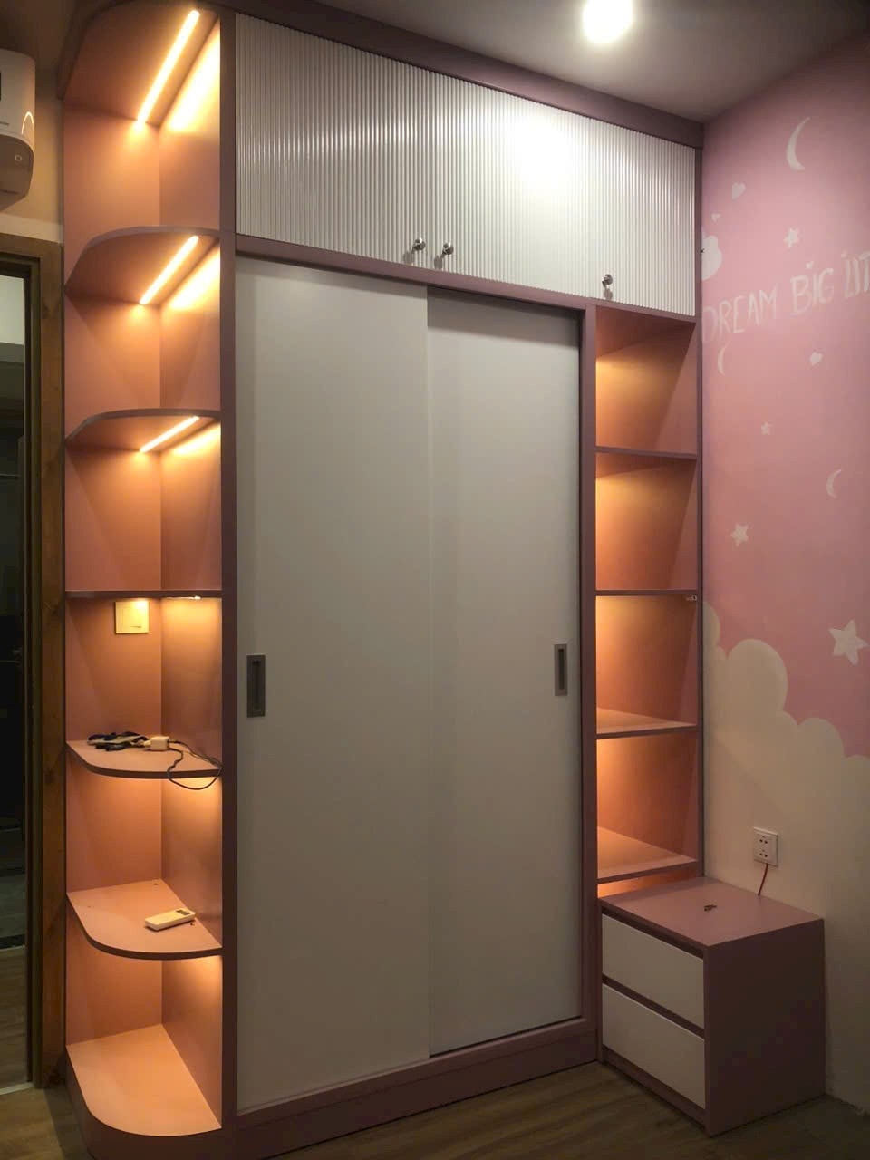 Giường ngủ gỗ MDF tựa đầu hình vỏ sò đại dương bọc nệm nỉ màu hồng pastel, góc nhìn 2