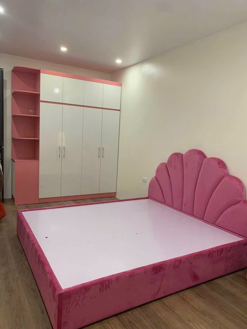Giường ngủ gỗ MDF tựa đầu hình vỏ sò đại dương bọc nệm nỉ màu hồng pastel, góc nhìn 3