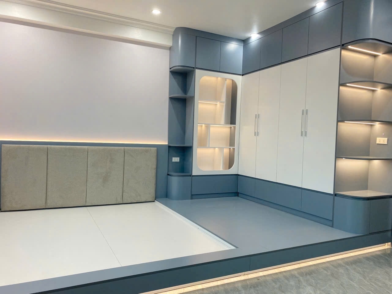 Phòng ngủ trẻ em gỗ MDF màu xanh slate với hệ kệ sách vòm cong nghệ thuật độc đáo