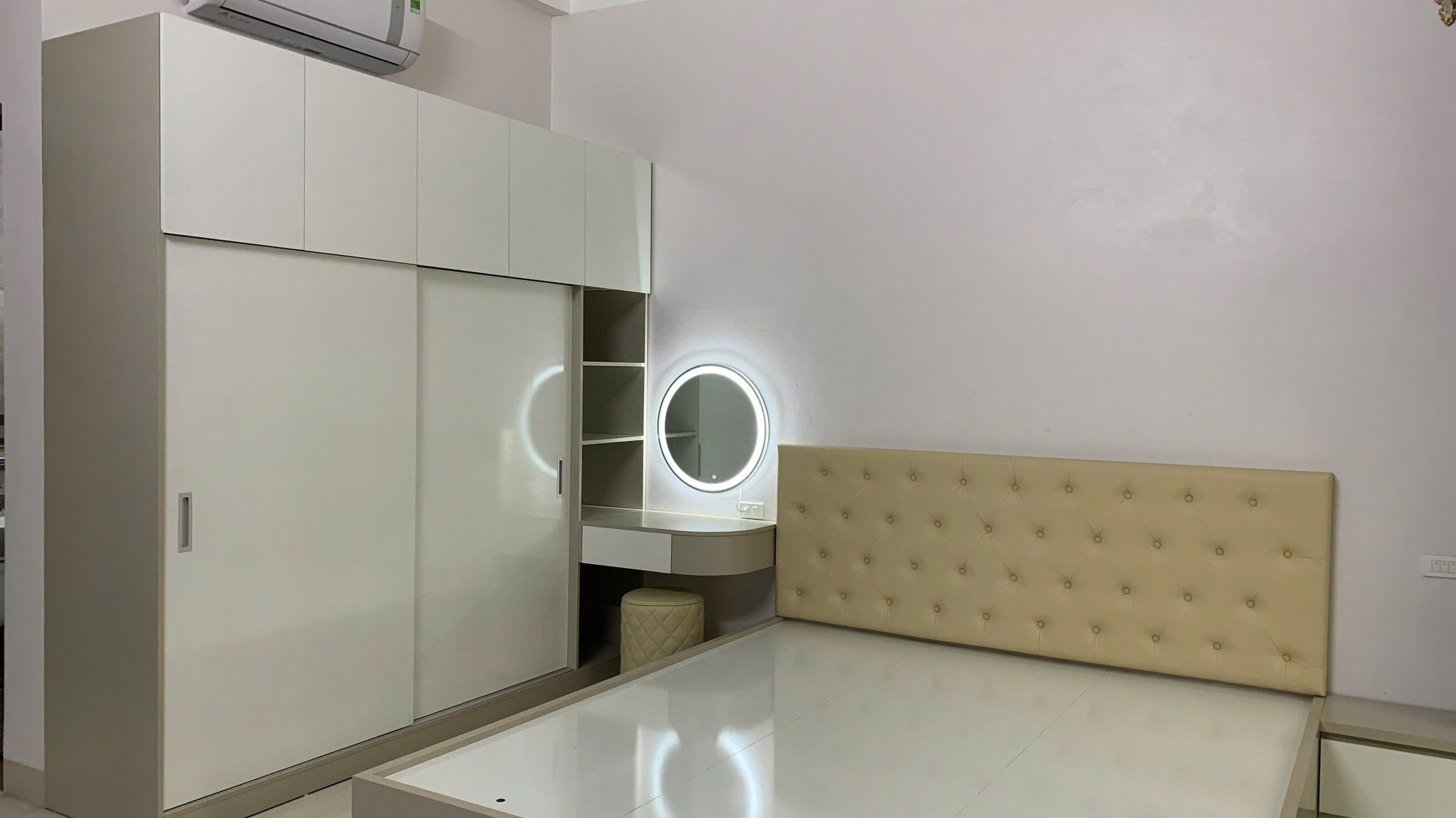 Giường ngủ gỗ MDF đầu giường bọc nệm nỉ xám cạnh bàn phấn gương tròn đèn LED