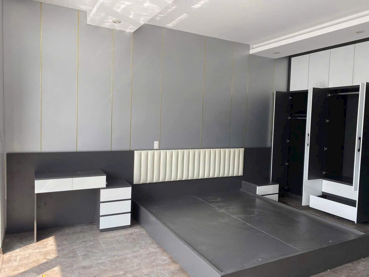 Hệ tủ quần áo 6 cánh mở kịch trần bằng gỗ MDF với các khoang chứa đồ rộng rãi, góc nhìn 2