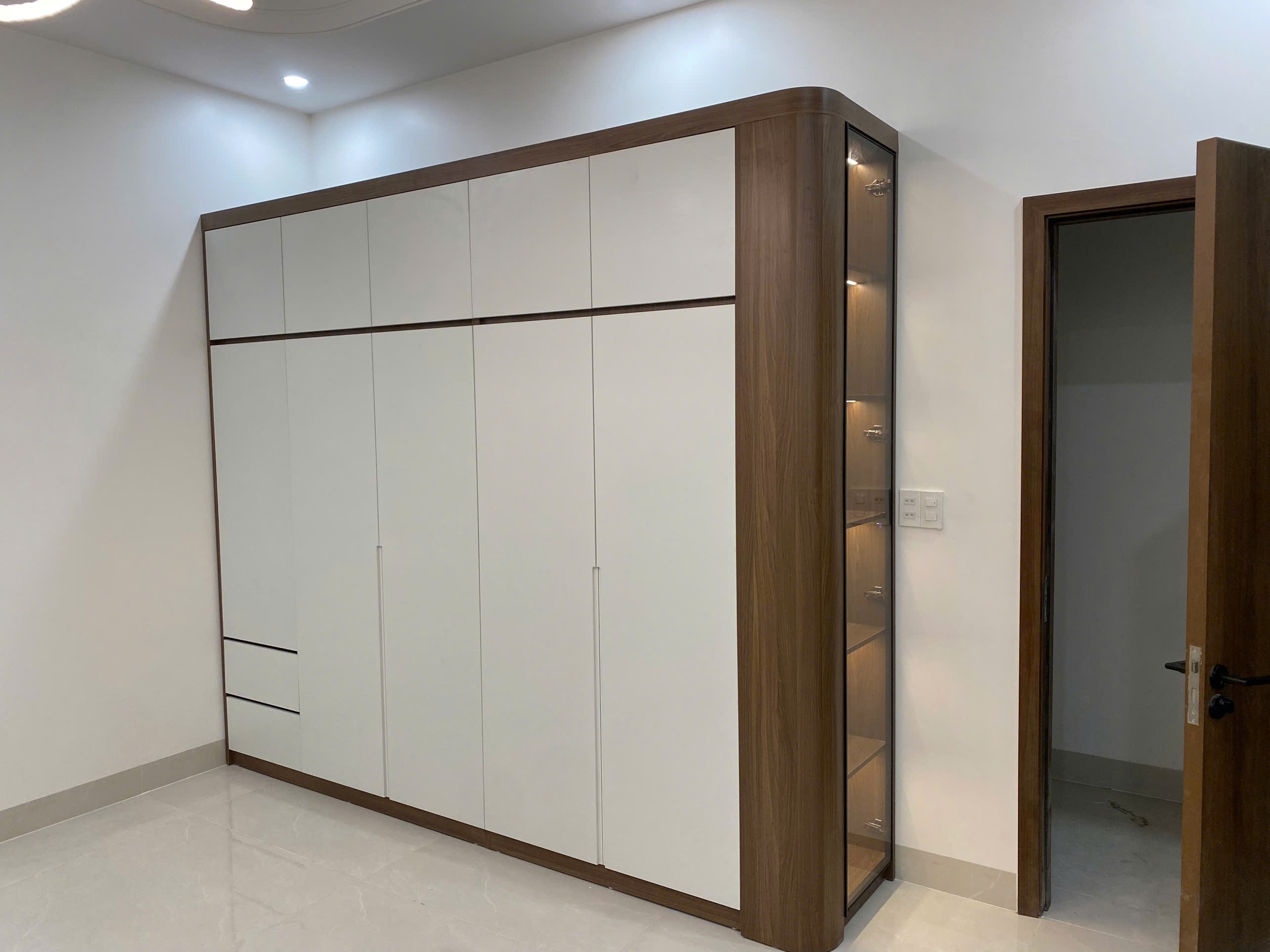 Tủ áo gỗ MDF cánh kính khung nhôm kết hợp kệ góc bo tròn có đèn LED hắt sáng