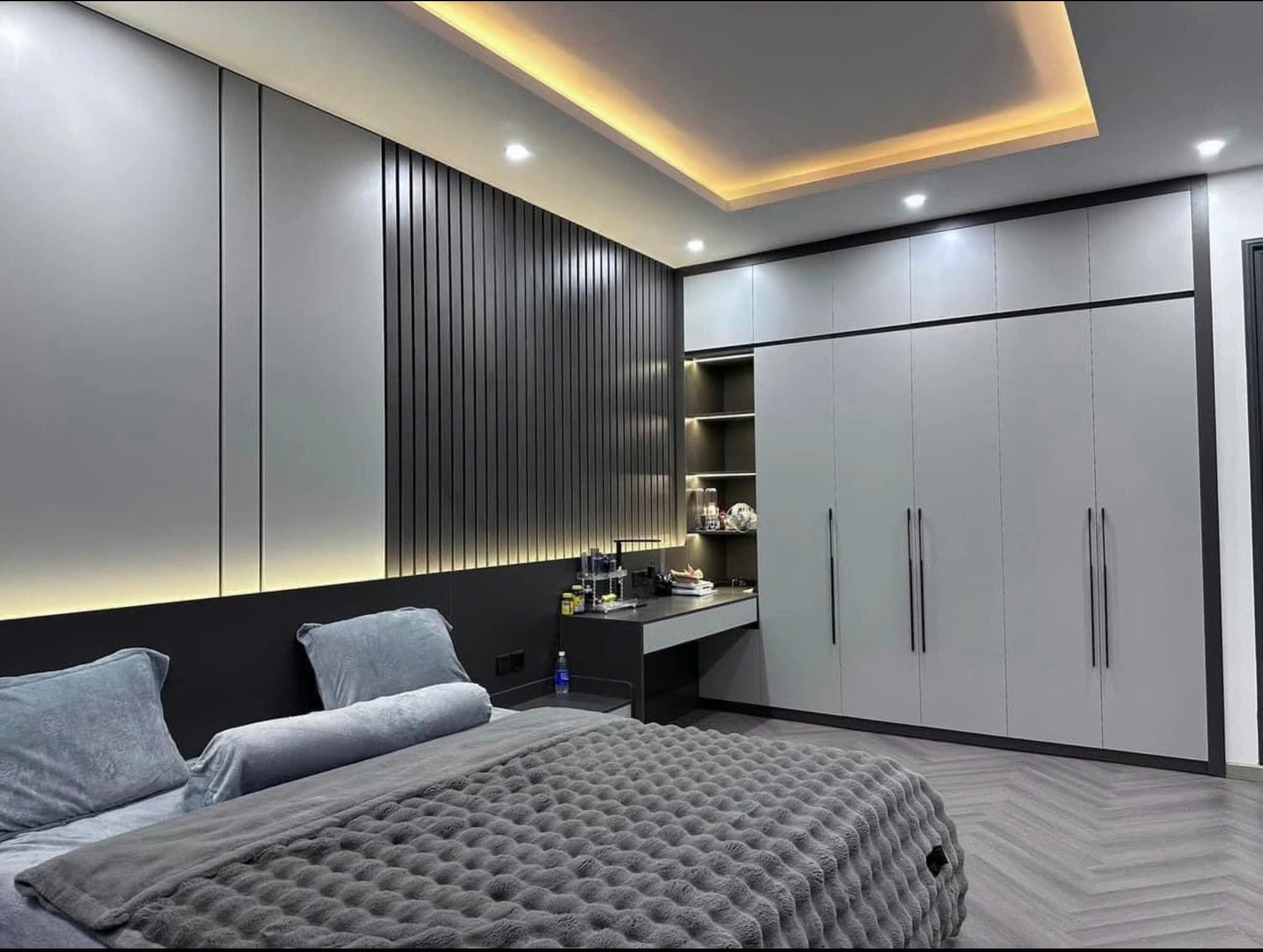 Vách nan gỗ MDF màu đen tuyền kết hợp ánh đèn LED vàng ấm đầu giường phòng ngủ, góc nhìn 2