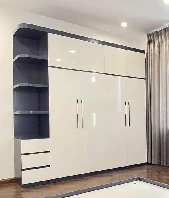 Vách nan gỗ MDF màu đen tuyền kết hợp ánh đèn LED vàng ấm đầu giường phòng ngủ, góc nhìn 3