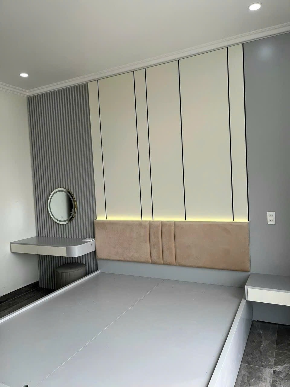 Vách ốp đầu giường gỗ MDF xẻ đường chỉ đen trang trí kết hợp bàn phấn treo tường