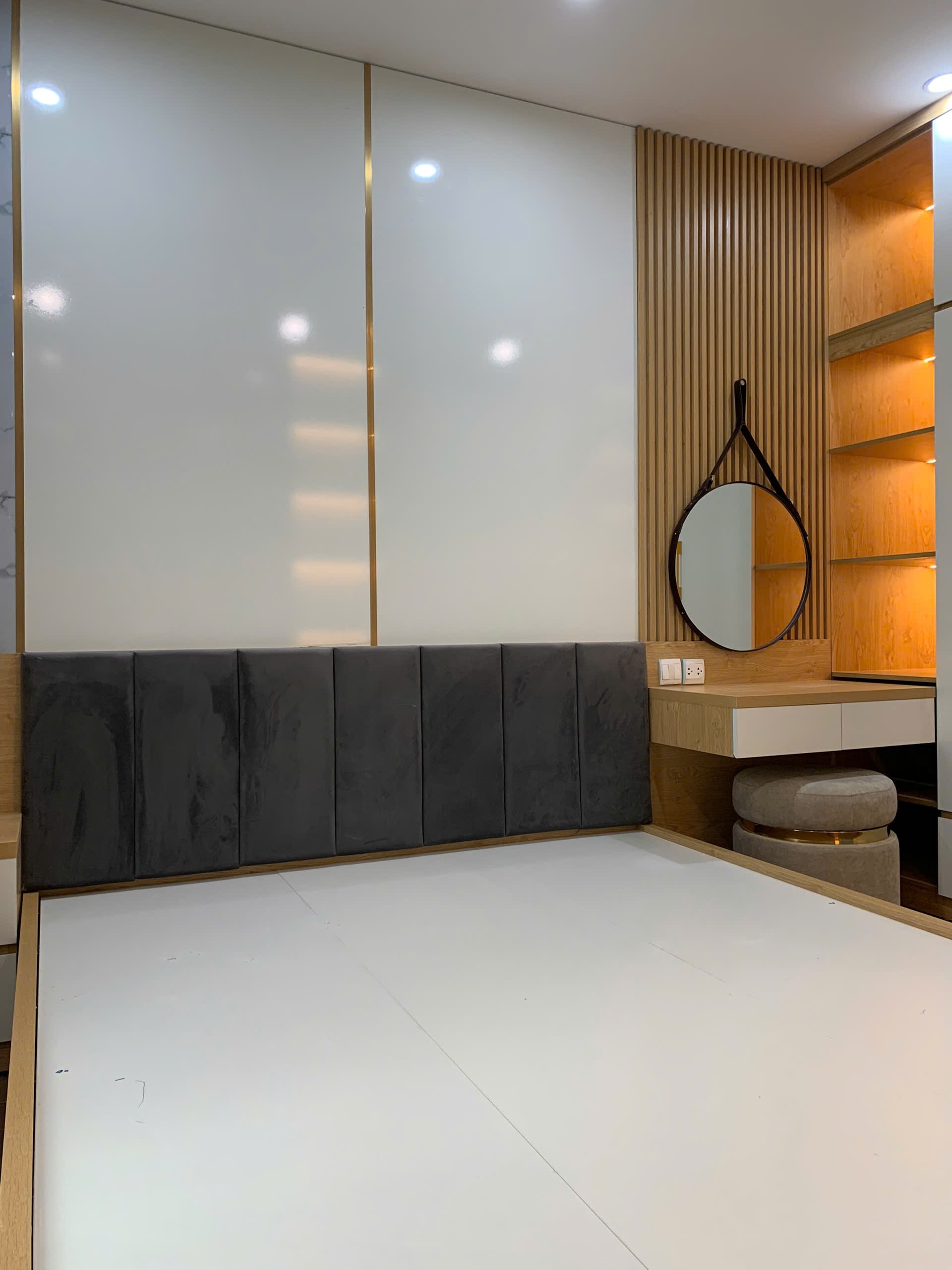 Vách ốp gỗ MDF đầu giường xẻ đường rãnh cài chỉ kim loại mạ vàng tinh tế, góc nhìn 2