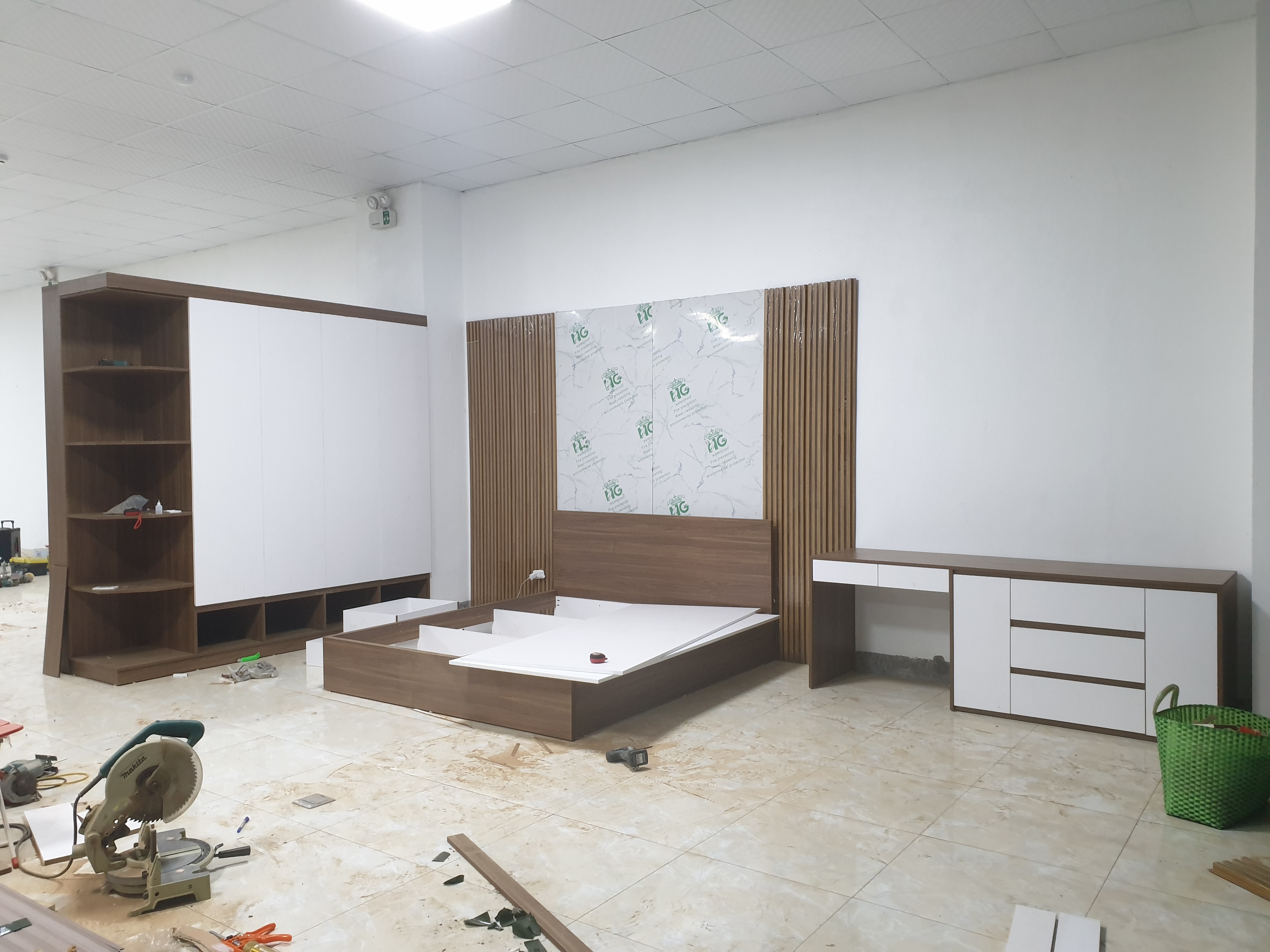 Vách nan gỗ MDF trang trí đầu giường kết hợp họa tiết hoa nghệ thuật tinh tế, góc nhìn 2