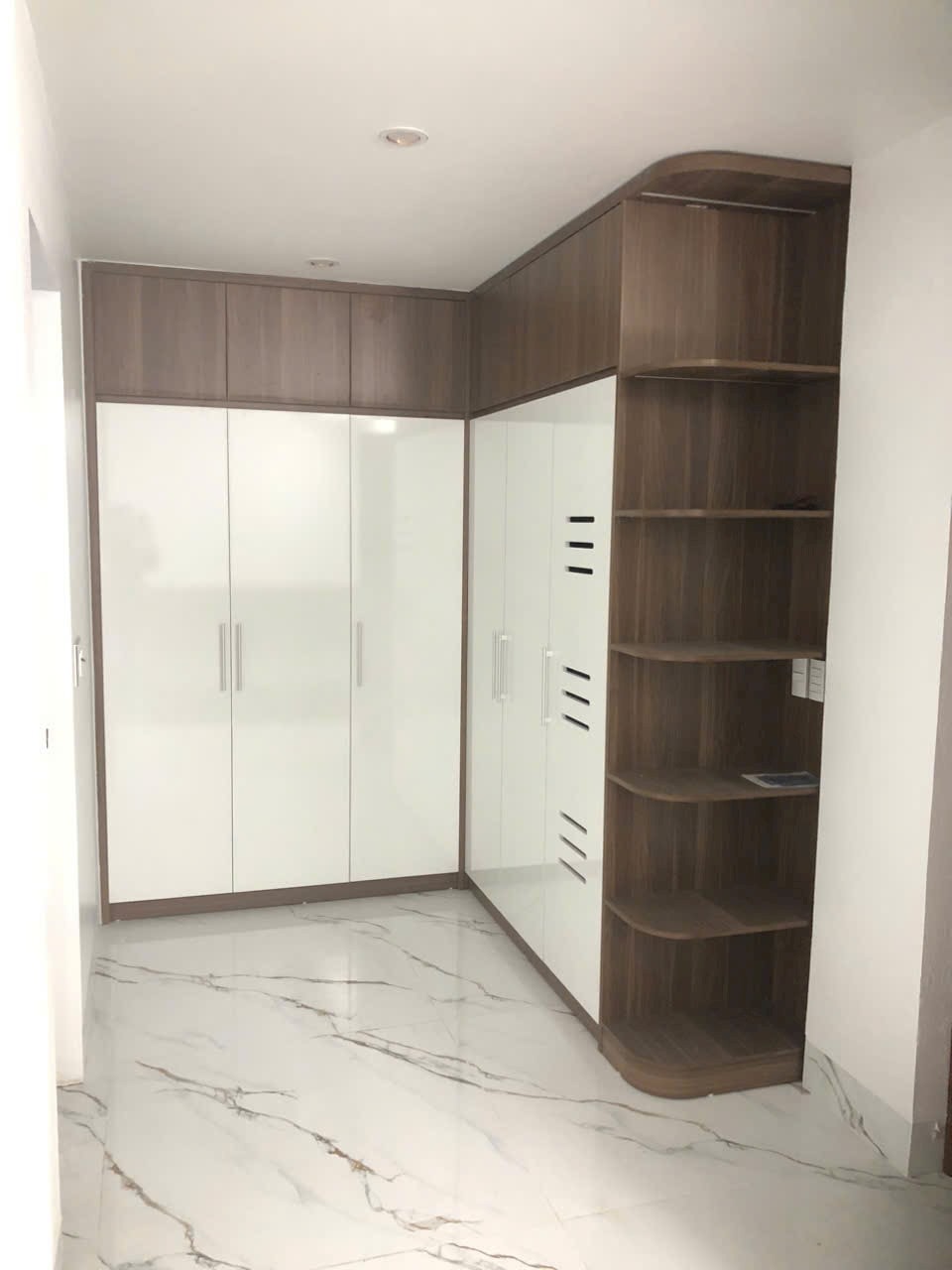 Tủ quần áo góc chữ L gỗ MDF kịch trần màu trắng phối xanh bạc hà tươi mát, góc nhìn 2