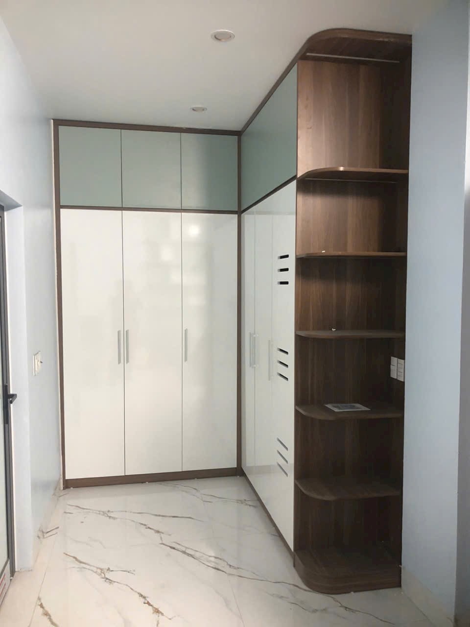 Tủ quần áo góc chữ L gỗ MDF kịch trần màu trắng phối xanh bạc hà tươi mát, góc nhìn 3