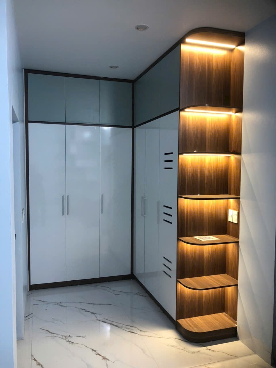Tủ quần áo góc chữ L gỗ MDF kịch trần màu trắng phối xanh bạc hà tươi mát, góc nhìn 4