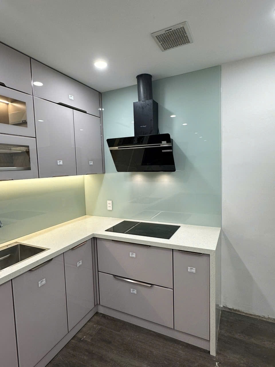Tủ bếp inox 304 cánh kính C16, góc nhìn 3