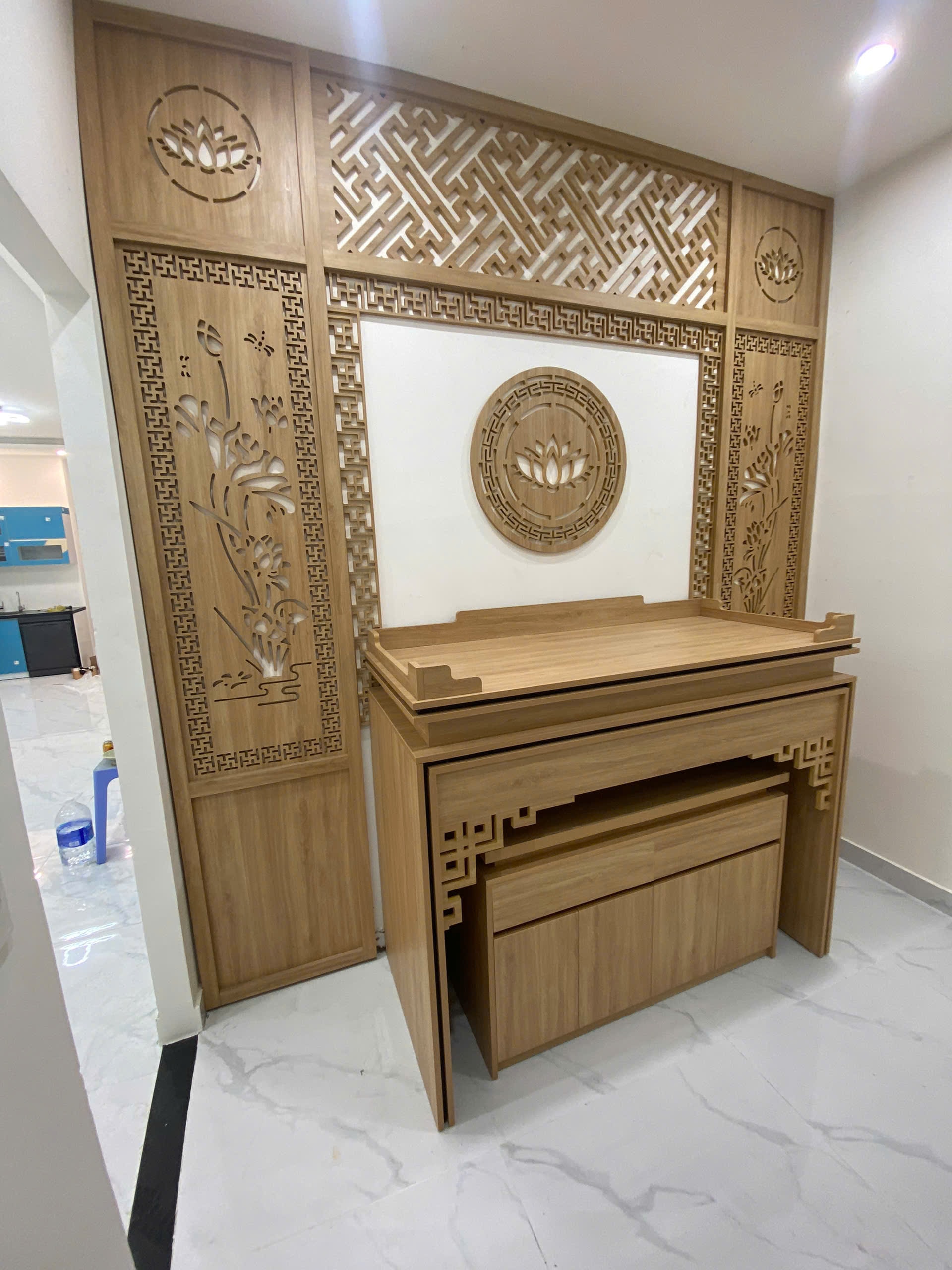 Tư liệu công trình: Bàn thờ gia tiên gỗ tự nhiên màu sáng vách CNC hoa văn chữ Vạn - Phòng thờ gia tiên tại Khu vực Hà Nội, góc nhìn 2
