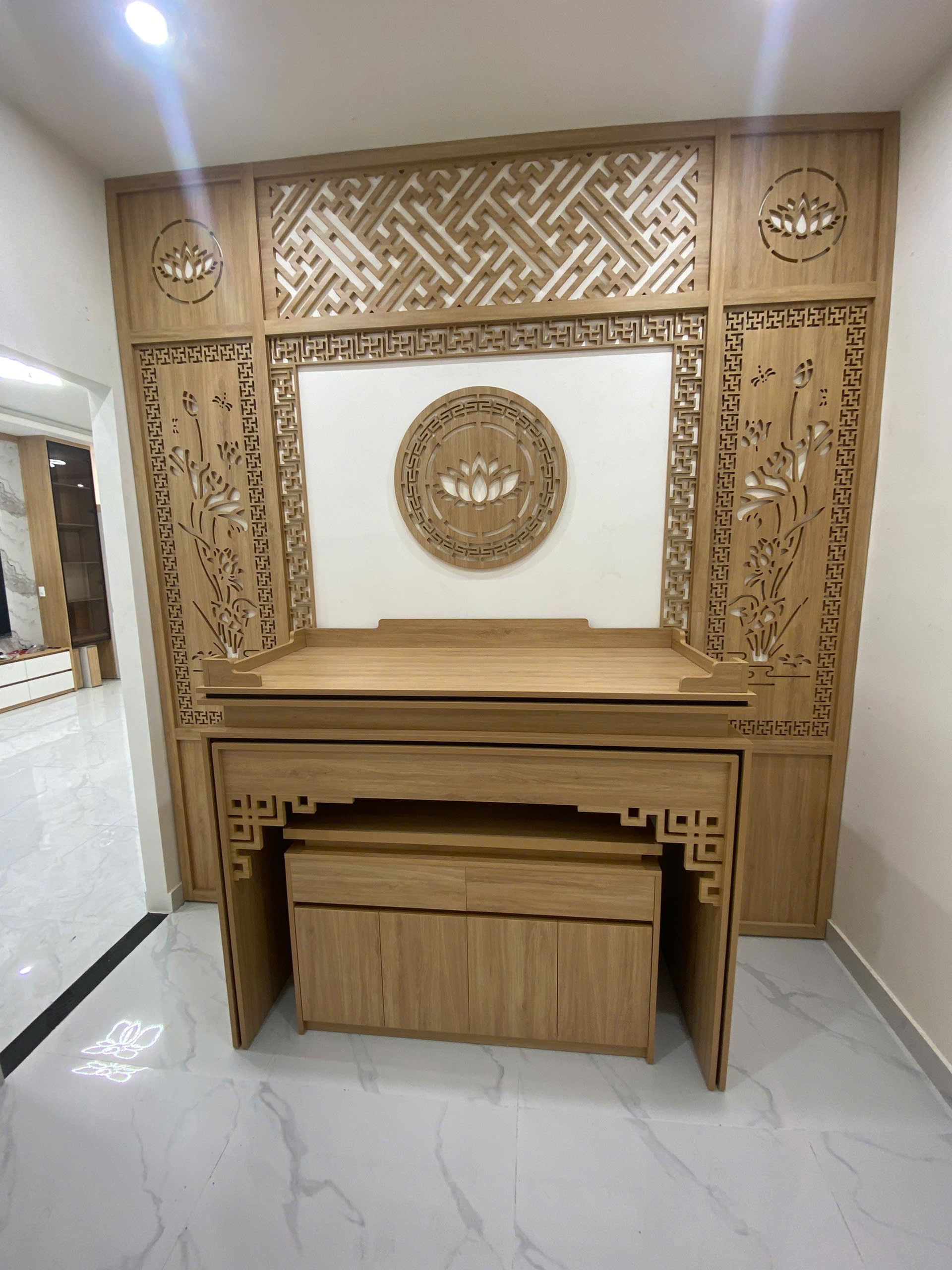 Tư liệu công trình: Bàn thờ gia tiên gỗ tự nhiên màu sáng vách CNC hoa văn chữ Vạn - Phòng thờ gia tiên tại Khu vực Hà Nội, góc nhìn 3