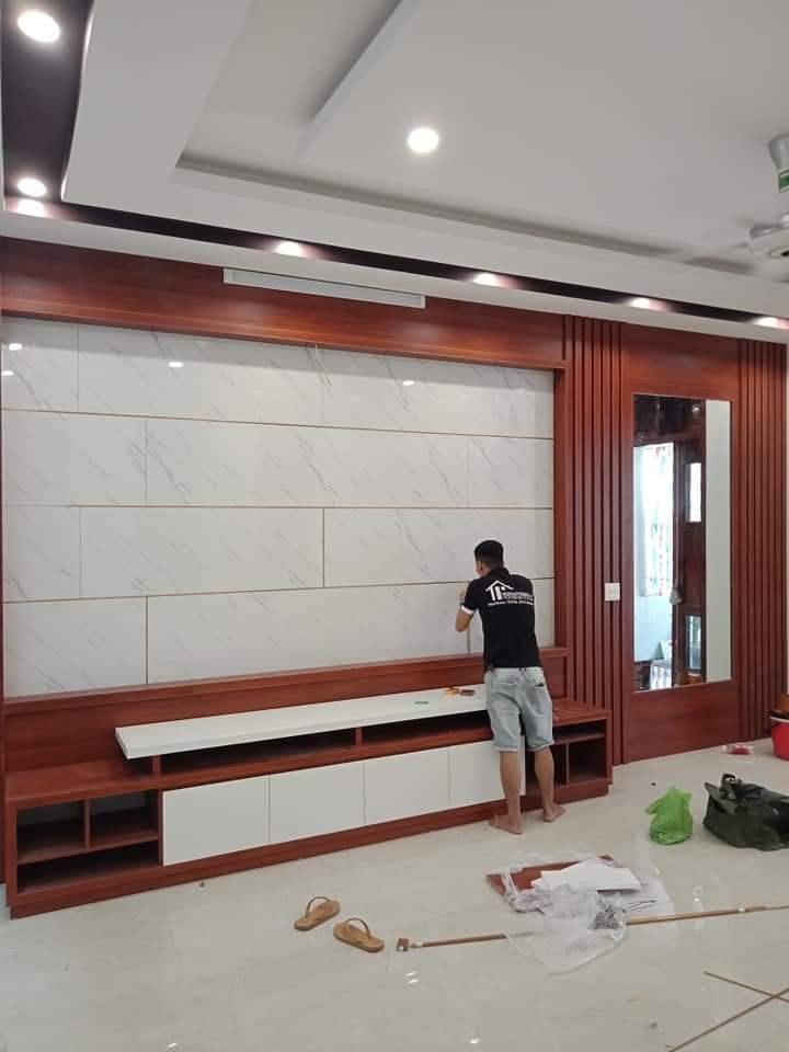 Tư liệu thi công: Ốp tấm vân đá viền gỗ và kệ TV treo - Nhật ký ốp vách đá tại Công trình thực tế, góc nhìn 2