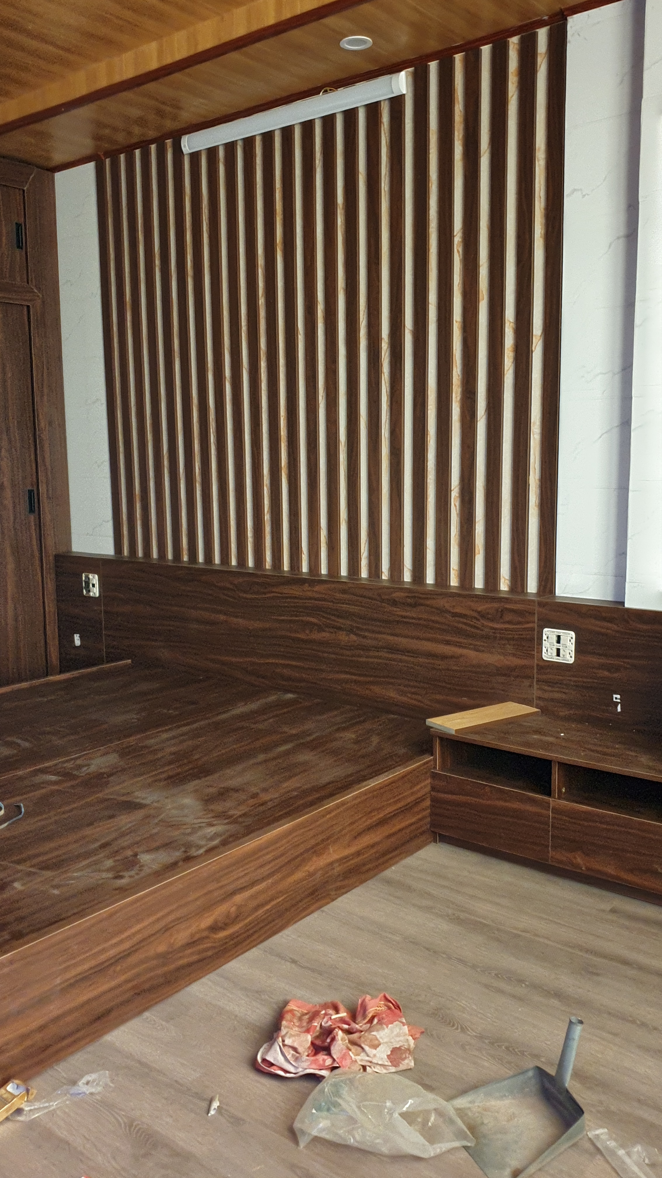 Tư liệu công trình: Phòng ngủ phản gỗ liền bàn trang điểm - Phòng ngủ phản gỗ tại Khu vực Vĩnh Phúc, góc nhìn 2